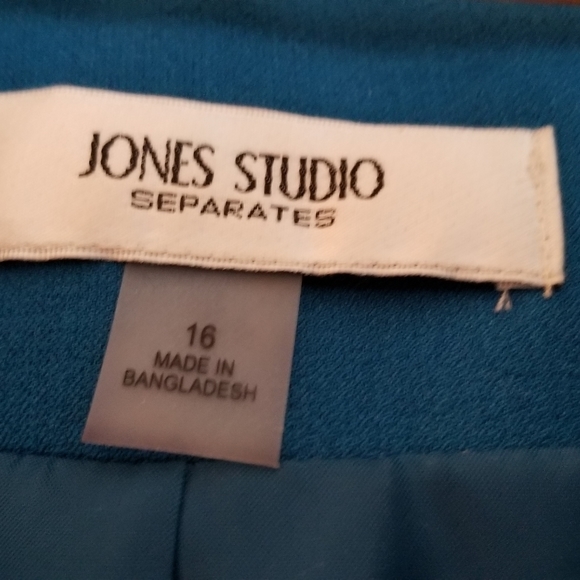 Suit - Picture 3 of 3